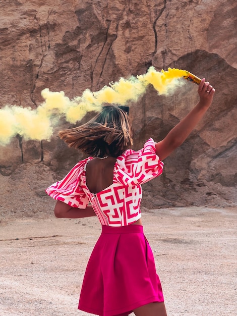 menina com bomba de fumaça colorida