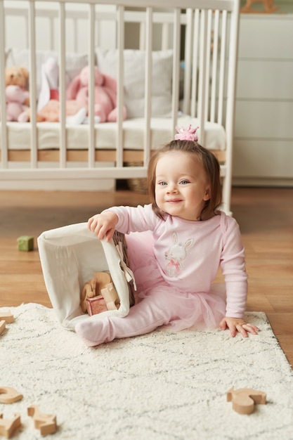 Menina com brinquedos no quarto das crianças