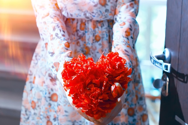 menina com buquê de flores, presente para uma mulher, flores da primavera, menina feliz com flores, felicidade da mulher