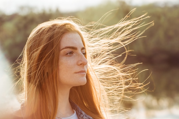 Menina com cabelo a voar