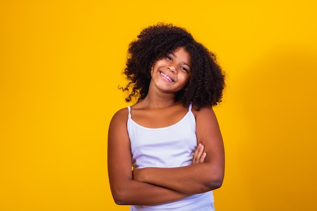 Menina com cabelo africano sorrindo para a câmera