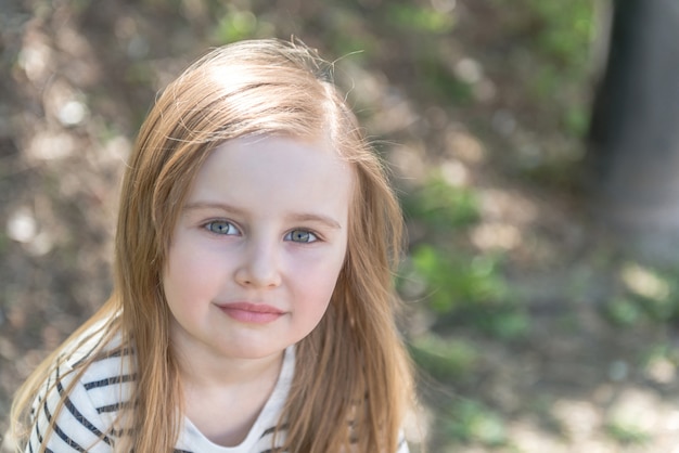 Menina, com, cabelo comprido, closeup