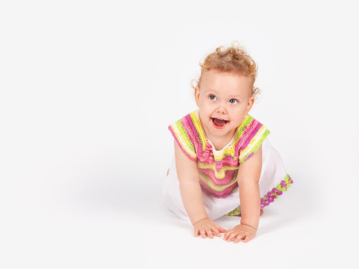 Foto menina com cabelo encaracolado em um fundo claro