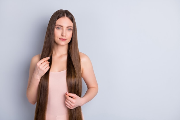 menina com cabelo saudável isolado no cinza