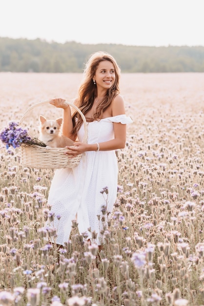 menina com cachorro chihuahua em uma cesta com um buquê de flores