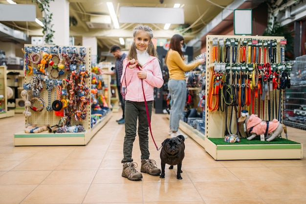 Foto menina com cachorro em pet shop, amizade