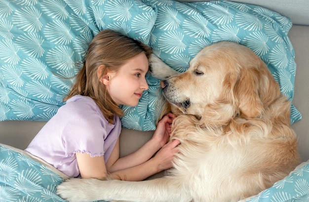 Menina com cachorro golden retriever