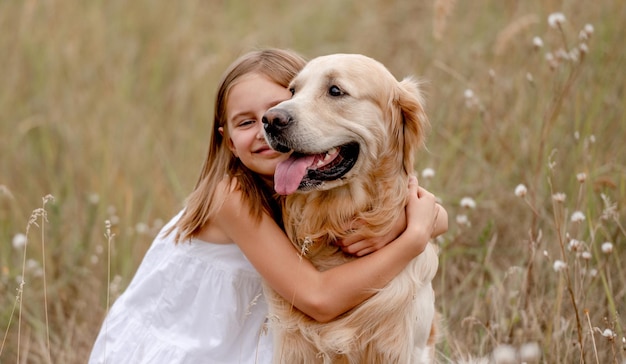 Menina com cachorro golden retriever