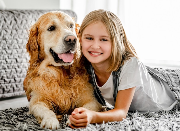 Menina com cachorro golden retriever