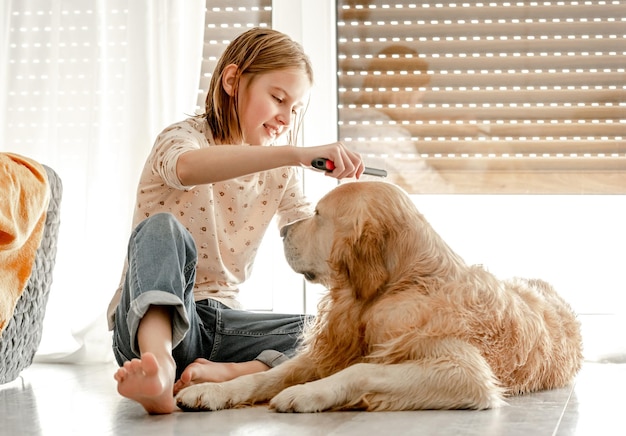 Menina com cachorro golden retriever