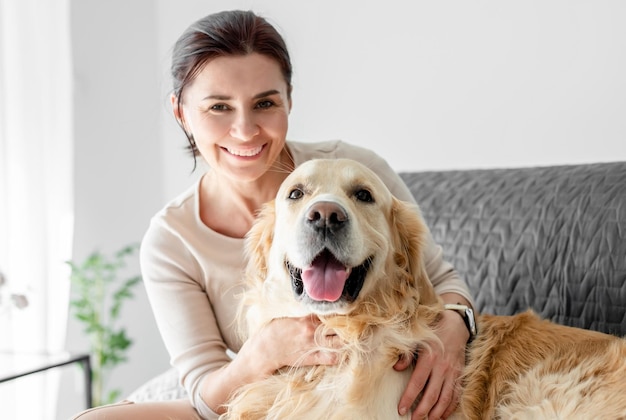 Menina com cachorro golden retriever