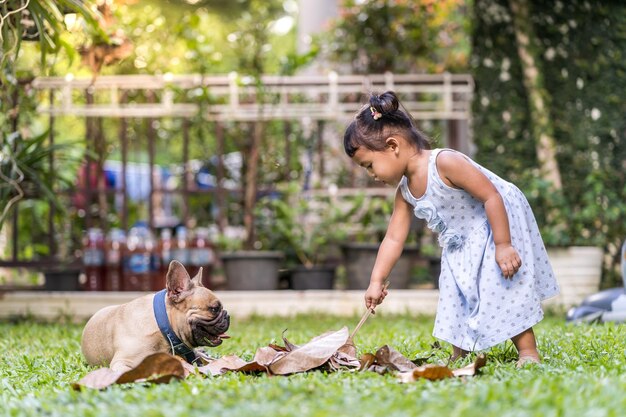 Foto menina com cachorro na grama