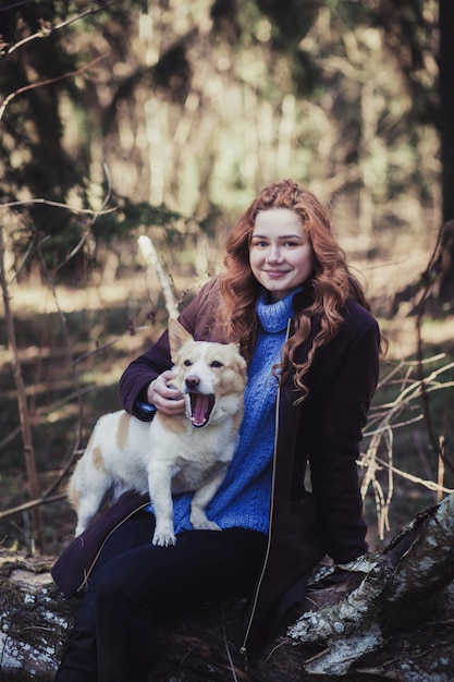 Menina com cachorro no parque