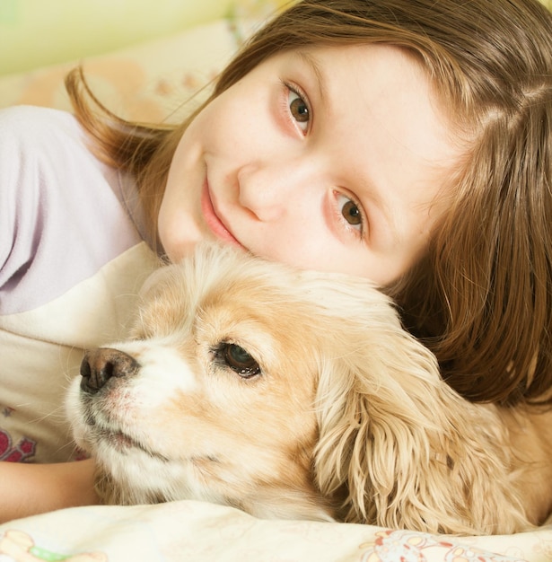 Menina com cachorro olhando para a câmera