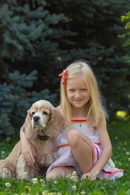 Menina com cachorro olhando para a câmera