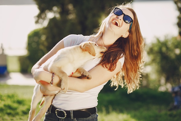 Menina com cachorro