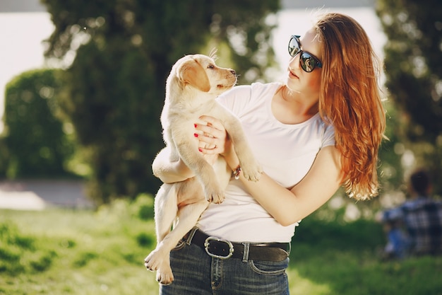 Menina com cachorro