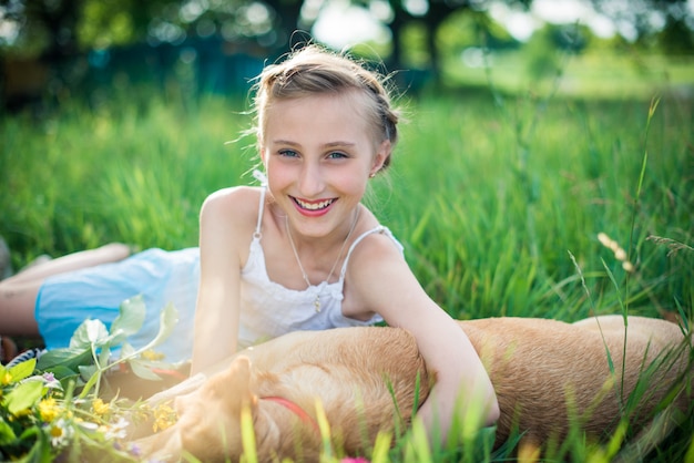 Menina com cachorro