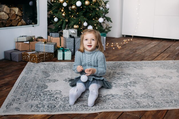 Menina com caixa de presente de Natal