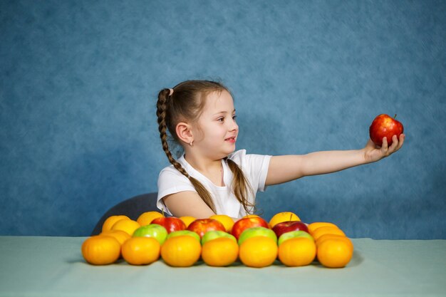 Menina com camiseta branca ama frutas