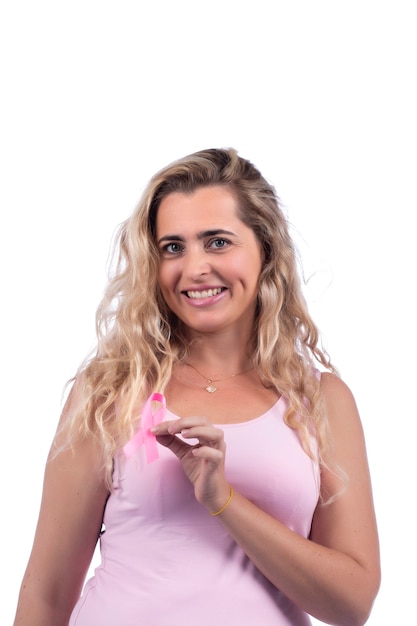 Foto menina com camiseta rosa segurando a fita de câncer de mama sobre um branco.