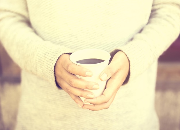 Menina com caneca de café ao ar livre