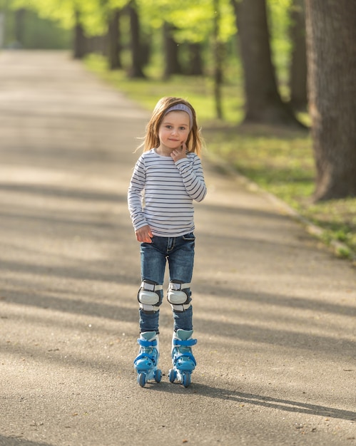 Menina com capacete e patins no beco