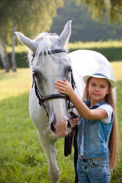 menina com cavalo branco