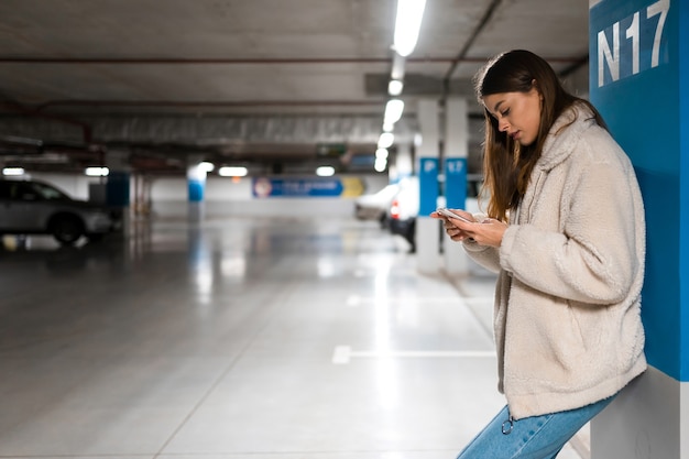 Menina com celular