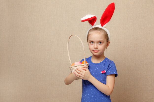 Menina com cesta de ovos de Páscoa