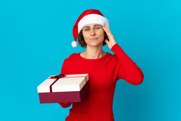 Menina com chapéu de Natal em um fundo azul