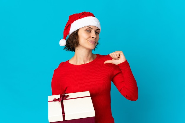 Menina com chapéu de Natal em um fundo azul