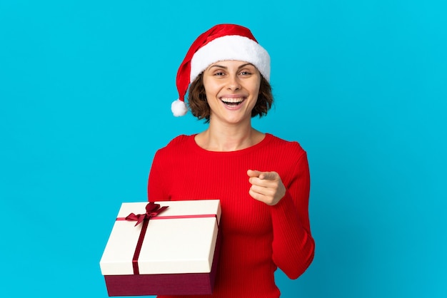 Menina com chapéu de Natal em um fundo azul