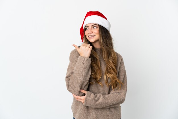 menina com chapéu de natal isolado no fundo branco