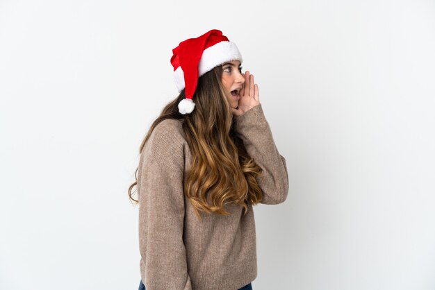 menina com chapéu de natal isolado no fundo branco