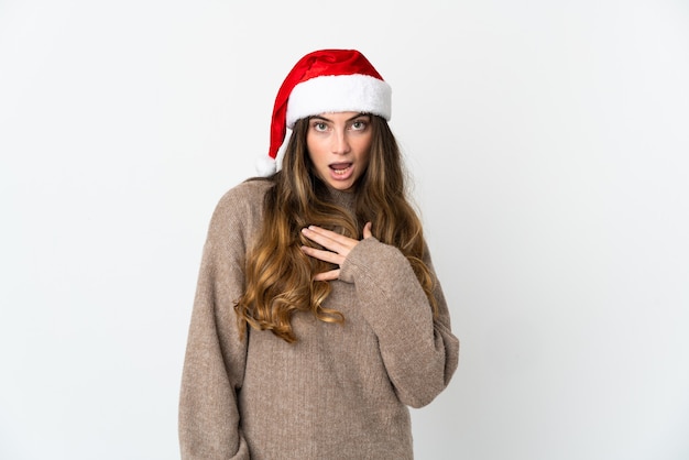 menina com chapéu de natal isolado no fundo branco