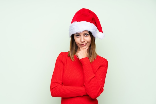 Menina com chapéu de Natal isolado rindo verde