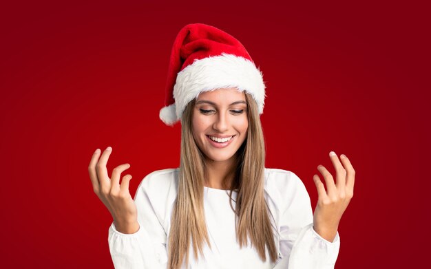 Menina com chapéu de Natal sobre parede isolada rindo