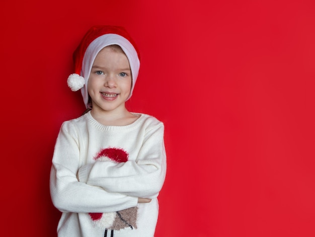 Menina com chapéu de papai noel ano novo e conceito de natal