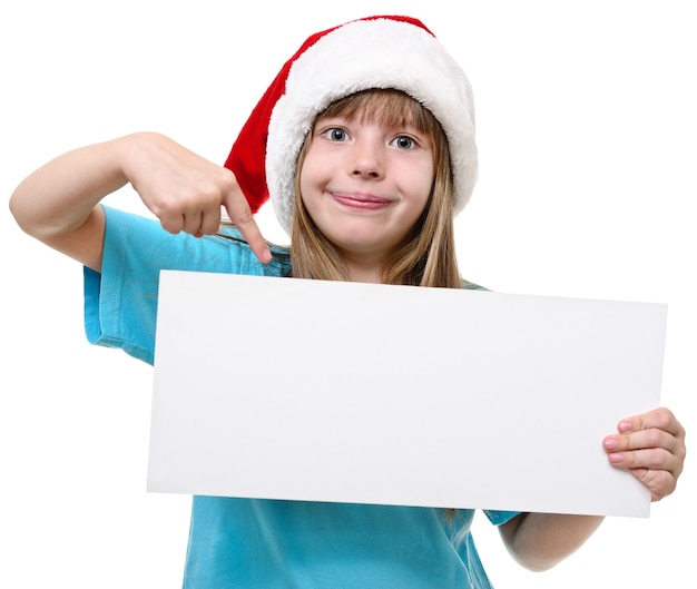 Menina com chapéu de Papai Noel com quadro branco isolado no branco.