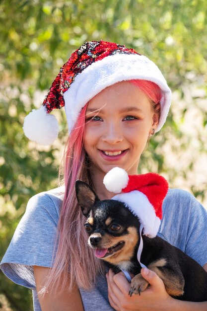 Menina com chapéu de Papai Noel vermelho. Menina com chapéu de Papai Noel. Adolescente, ano novo, natal