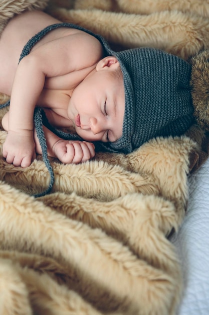 Menina com chapéu de pompom dormindo