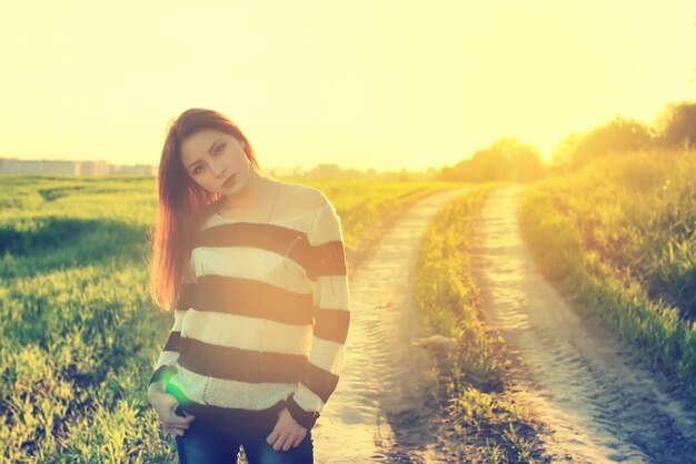 Menina com chapéu moda campo pôr do sol