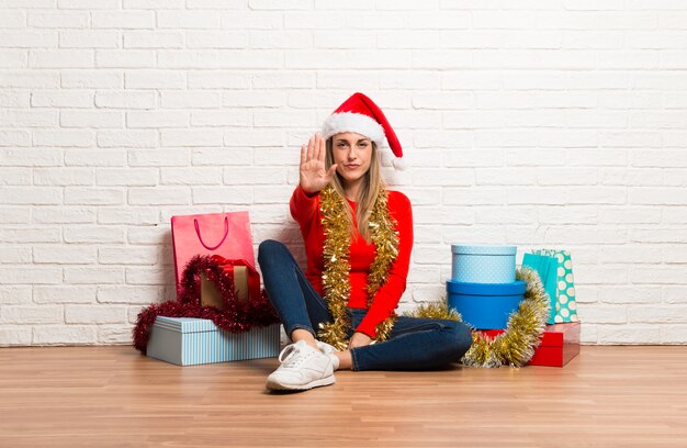 Menina, com, chapéu natal, e, muitos, presentes, celebrando, a, natal, feriados, fazendo, parada, gest