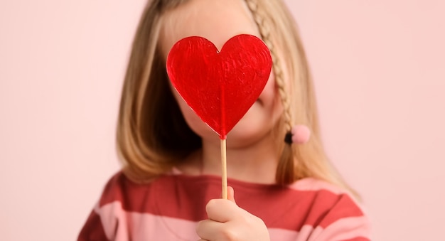 Menina com chapéu segurando coração vermelho doce compartilhar manda um beijo no ar no dia dos namorados