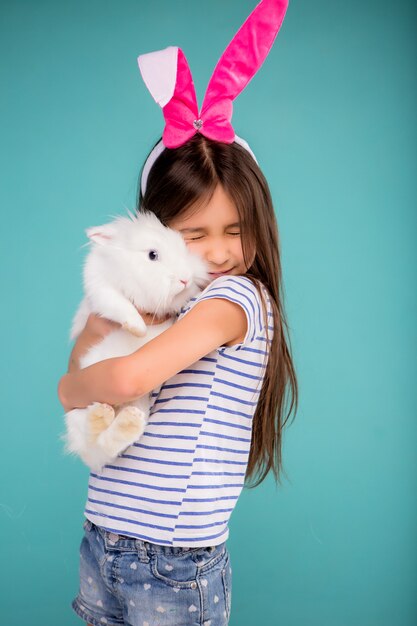 menina com coelhinho da Páscoa