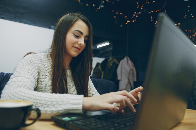 Menina com computador