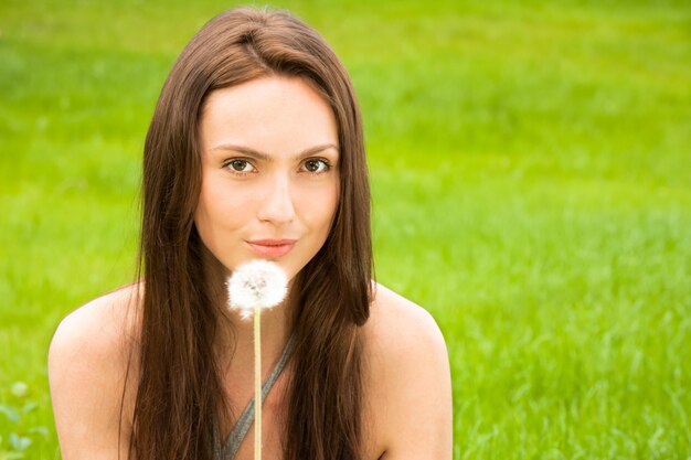 Menina, com, dandelions