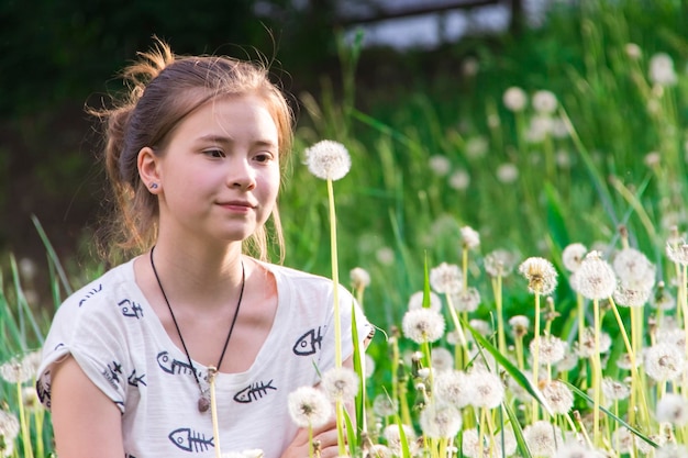 Menina, com, dandelions