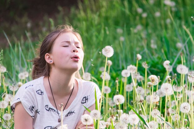 Menina, com, dandelions